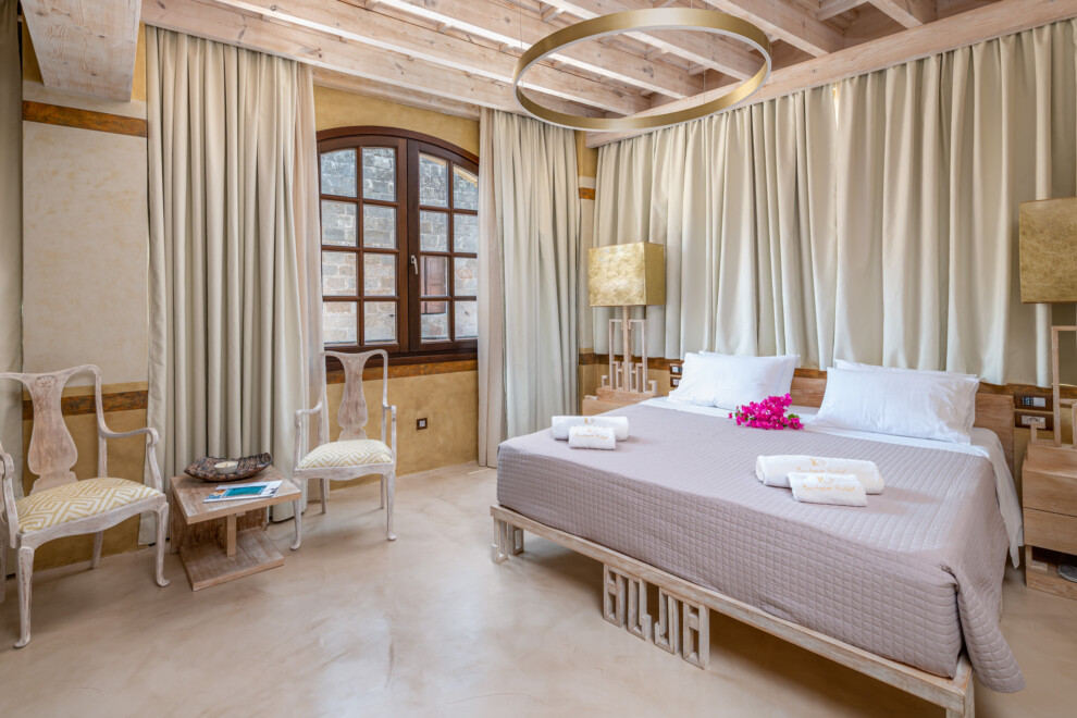 10GR Boutique Hotel & Wine Bar